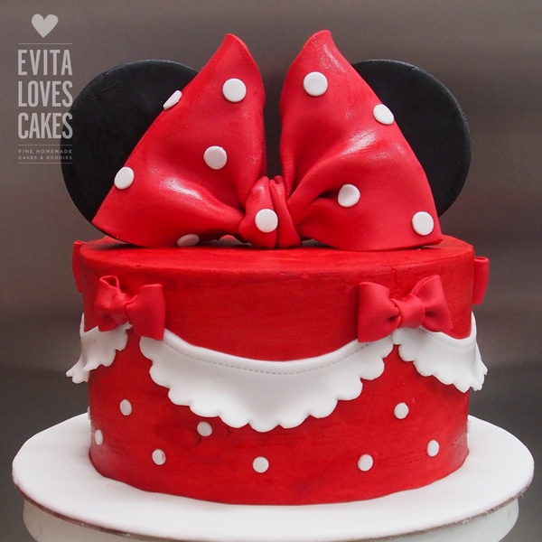 Minnies_Bow_Birthday_Cake_EvitaLovesCakes