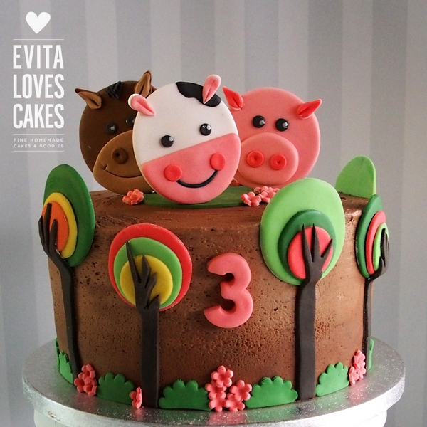 pigs_Birthday_Cake_EvitaLovesCakes